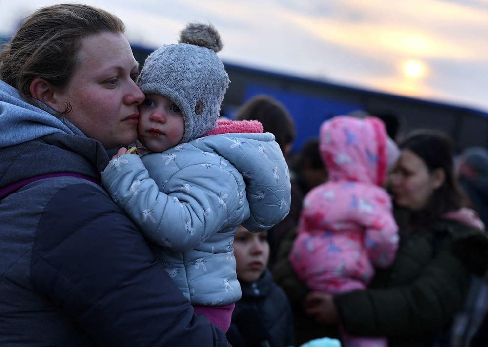 Flüchtlinge aus der Ukraine - Mutter mit Kind (Quelle: REUTERS/Kai PfaffenbachUKRAINE-CRISIS/POLANDREUTERS) Flüchtlinge aus der Ukraine - Mutter mit Kind (Quelle: REUTERS/Kai PfaffenbachUKRAINE-CRISIS/POLANDREUTERS)