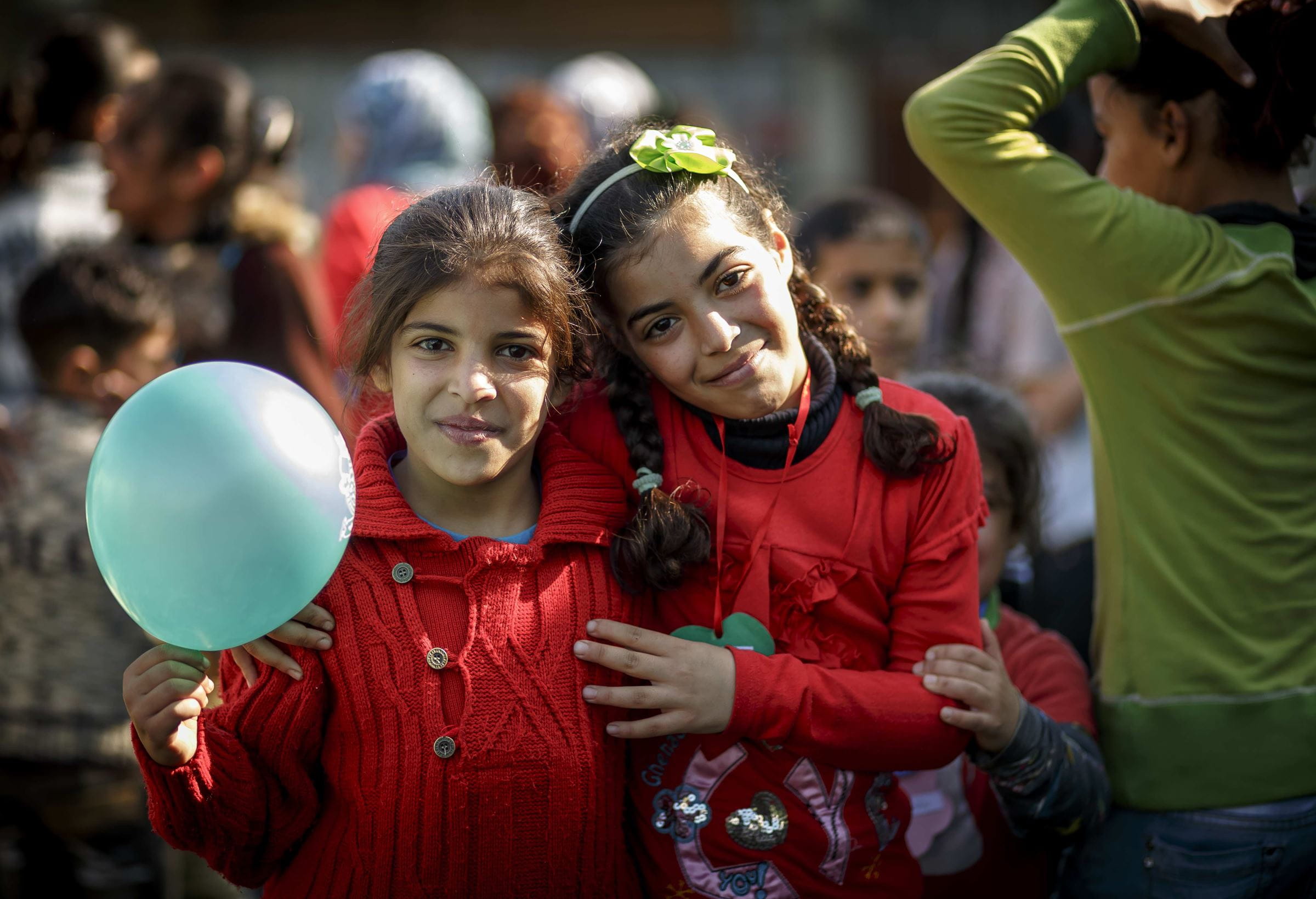 Zwei syrische Mädchen im Libanon mit einem Luftballon in der Hand. (Quelle: Jakob Studnar) Zwei syrische Mädchen im Libanon mit einem Luftballon in der Hand. (Quelle: Jakob Studnar)