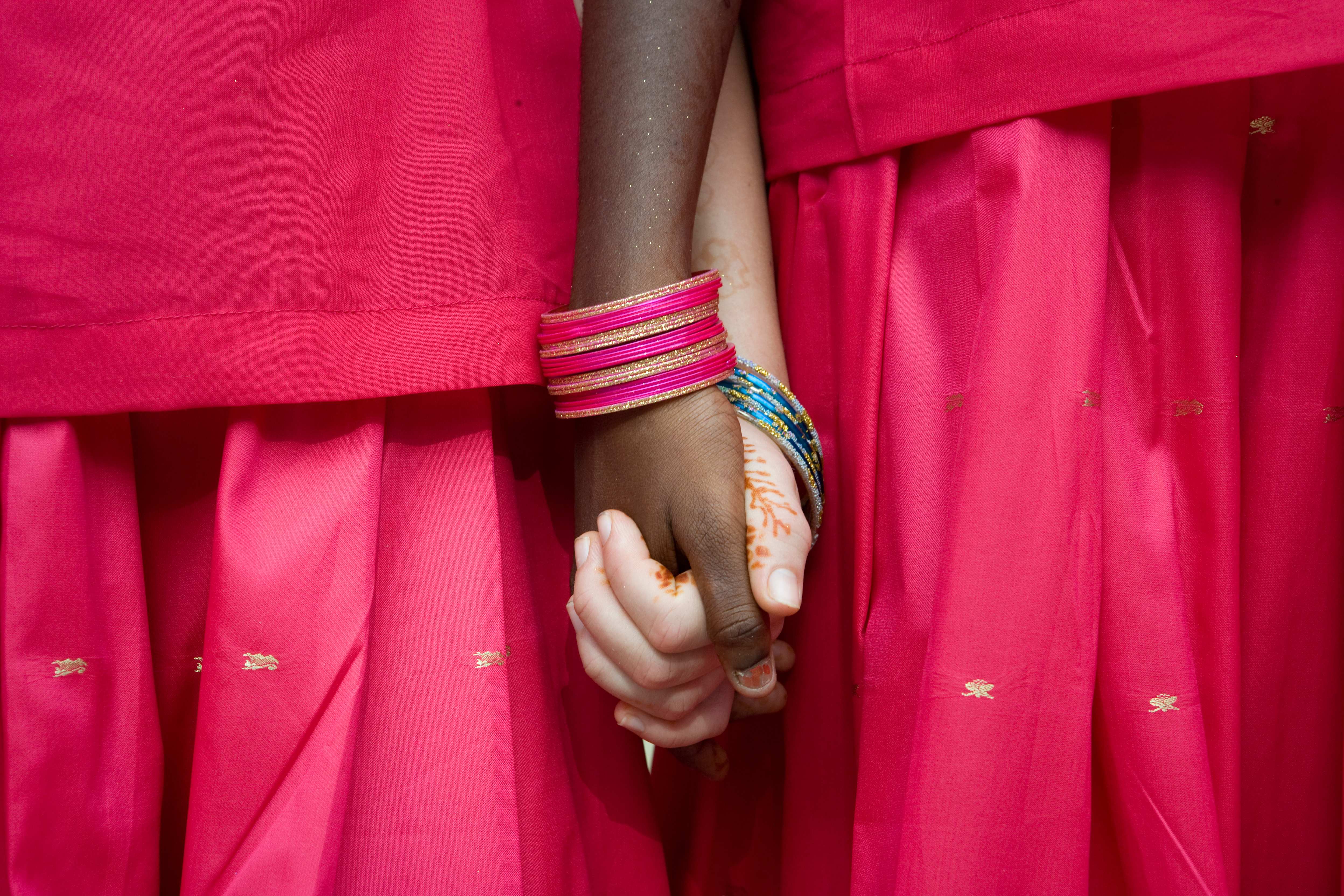 Zwei Mädchen halten sich an der Hand Zwei Mädchen halten sich an der Hand