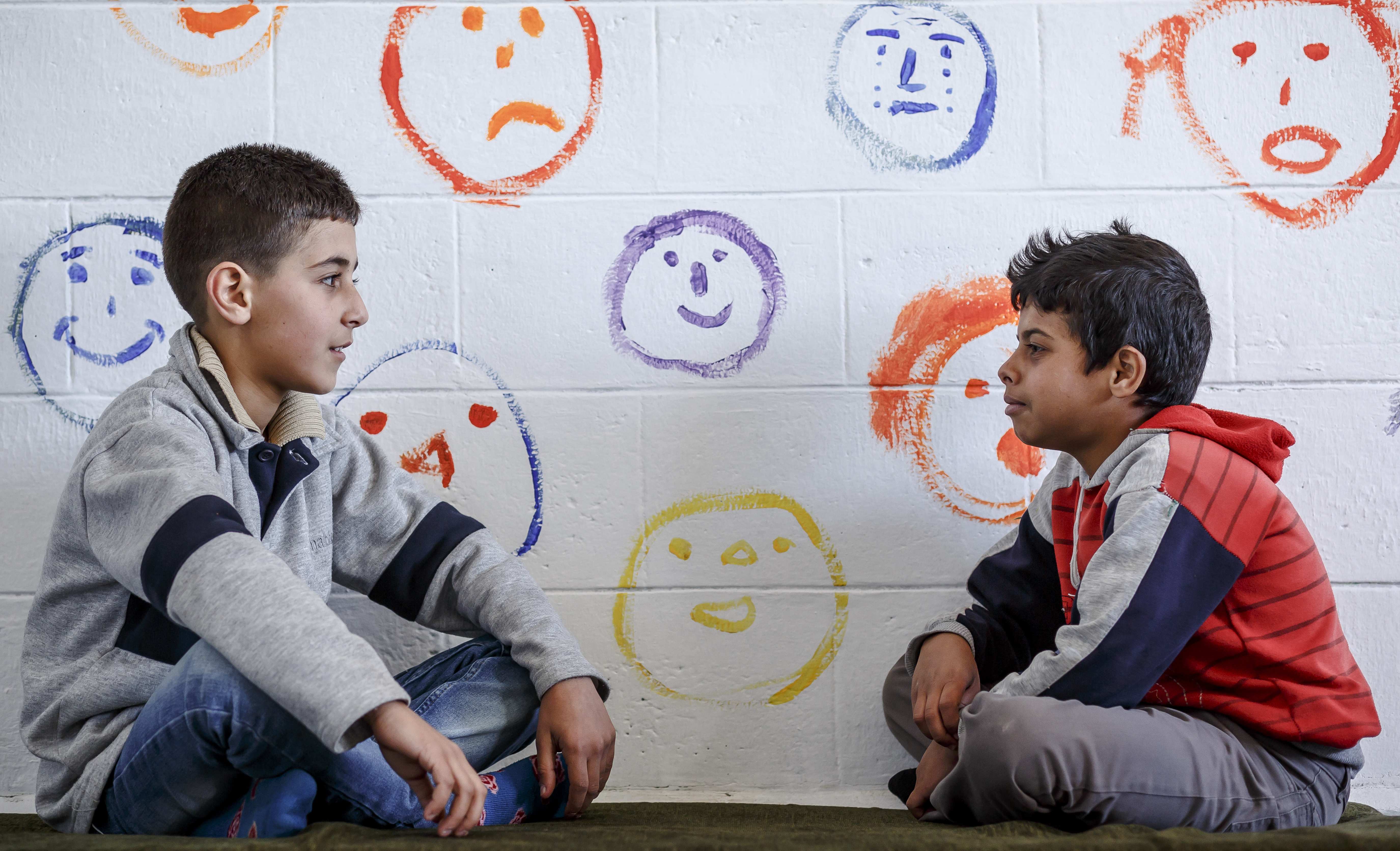 WAZ KNH Libanon - Weihnachts-Spendenaktion 2014; Richtige Schreibweise: Al Mahabbah - Nael  (12 J, l., grauer Pullover) ) wurde von Soldaten verprügelt. Fadi (11 J - roter Pulli )  musste mit ansehen, wie seine vierjährige Schwester durch Bombensplitter starb. Beide werden im Kinderschutzzentrum Al Mahaba von der Sozialtherapeutin Fayrousa Nasr betreut, 18.11.14 in Kfarnabrak, Chouf. foto: Jakob Studnar - WAZ - fotopool