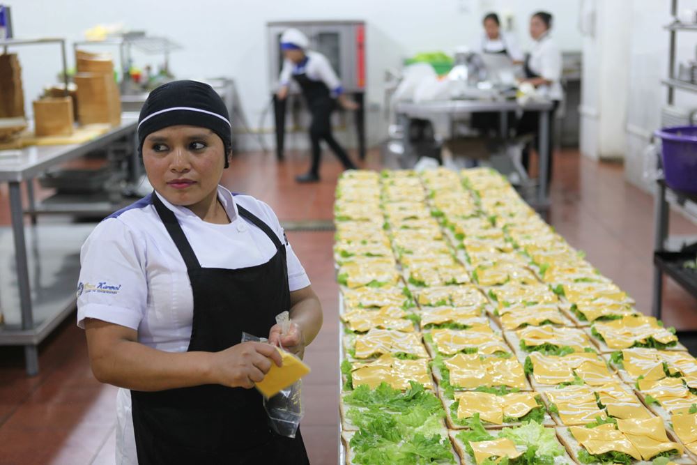 Guatemala Action!Kidz Reise 2018 - Frau; Schürze; Fabrik; Küche Guatemala Action!Kidz Reise 2018 - Frau; Schürze; Fabrik; Küche