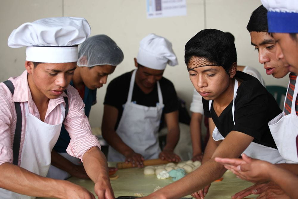 Guatemala Action!Kidz Reise 2018 - Ausbildungszentrum CEIPA Junge Männer arbeiten in Bäckerei Guatemala Action!Kidz Reise 2018 - Ausbildungszentrum CEIPA Junge Männer arbeiten in Bäckerei