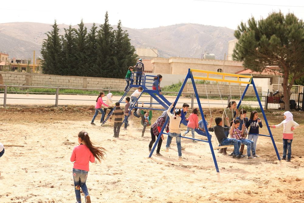 Kinder auf dem Spielplatz Kinder auf dem Spielplatz