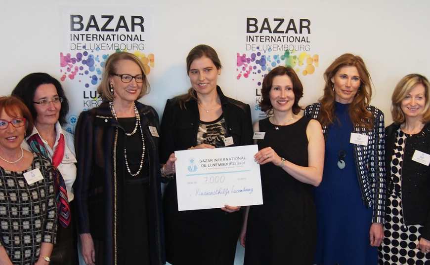 Schecküberreichung an Gesa Schulte und Kristine Weyland von der Kindernothilfe Luxembourg (Foto: Bazar International)