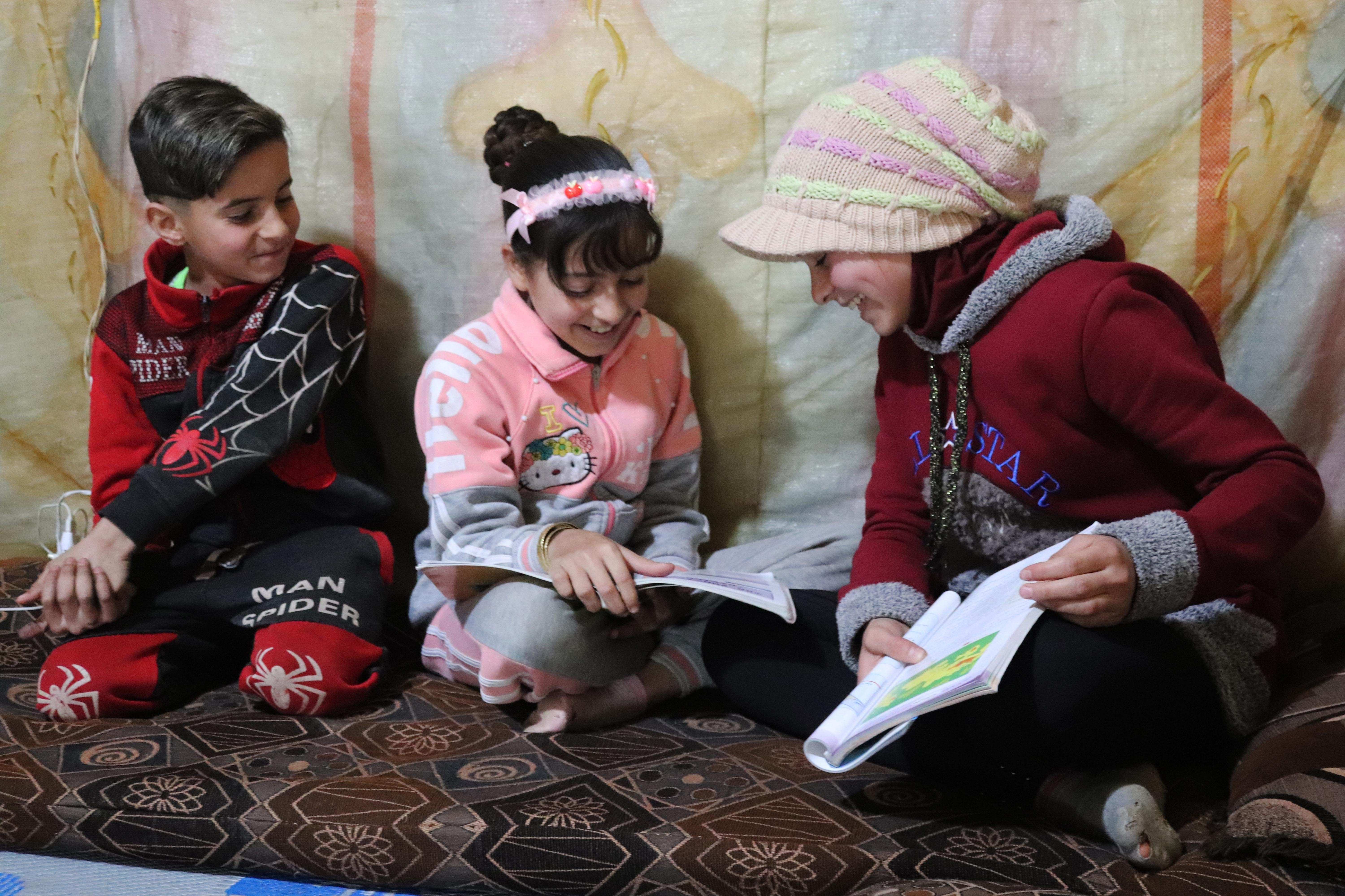 Syrische Flüchtlingskinder bei den Hausaufgaben im Flüchtlingscamp in Ghazze, Libanon (Quelle: Kindernothilfe)