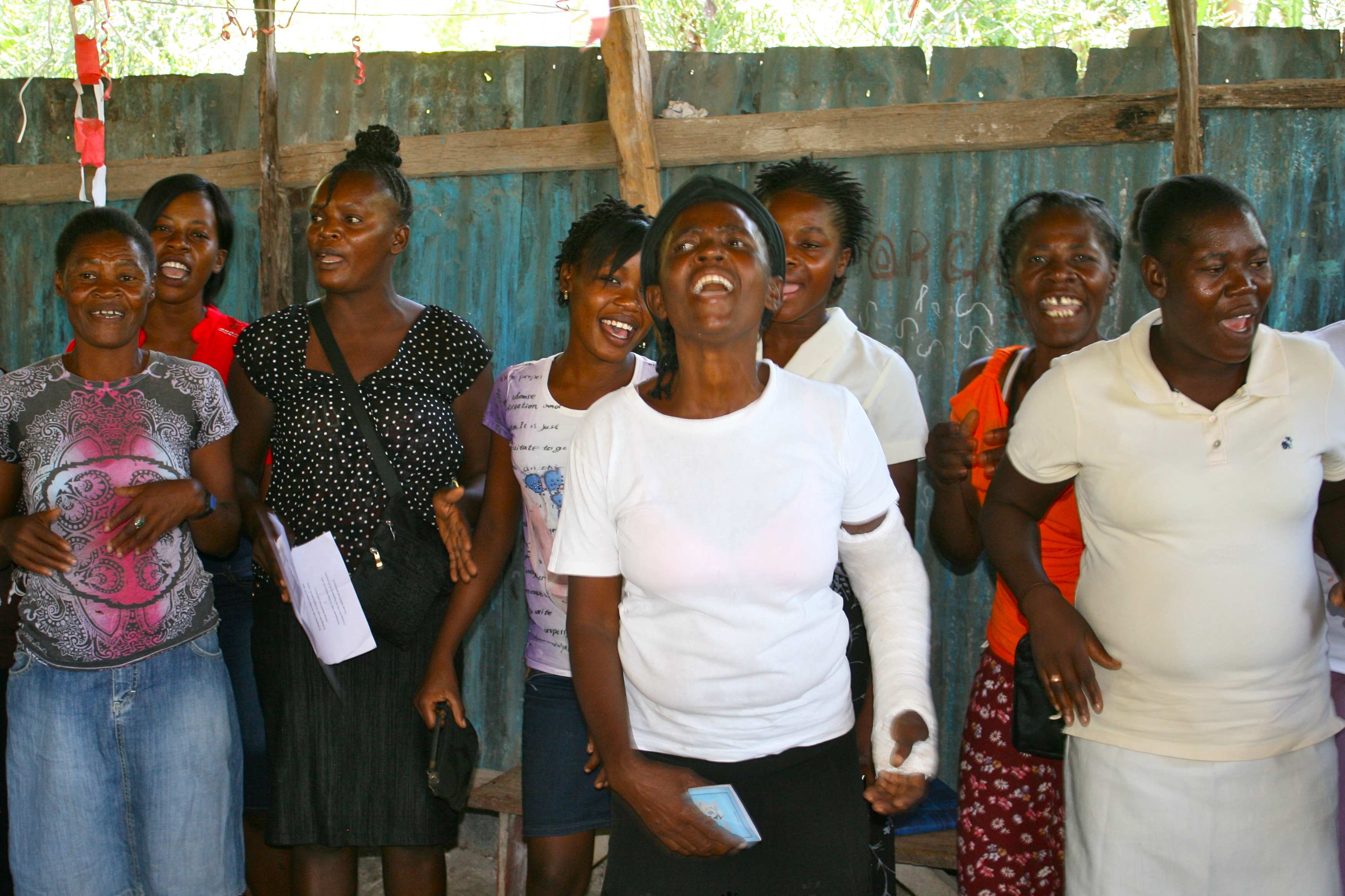 Besuch VO Weidemann: Verettes - Groupe D'Aritraide et CLA 10.04. 2015 - Frauen aus der Selbsthilfegruppe