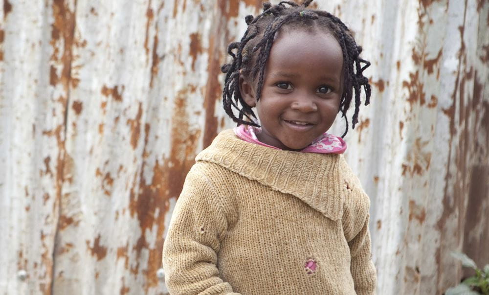 Afrikanisches Mädchen lächelt in die Kamera Afrikanisches Mädchen lächelt in die Kamera