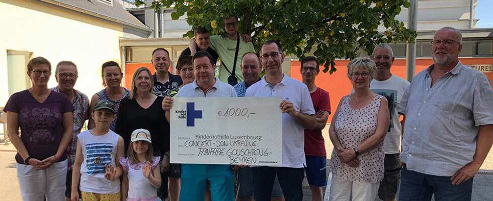 Scheckübergabe nach dem Benefizkonzert der Fanfare Gostingen-Beyren (Quelle: Kindernothilfe)