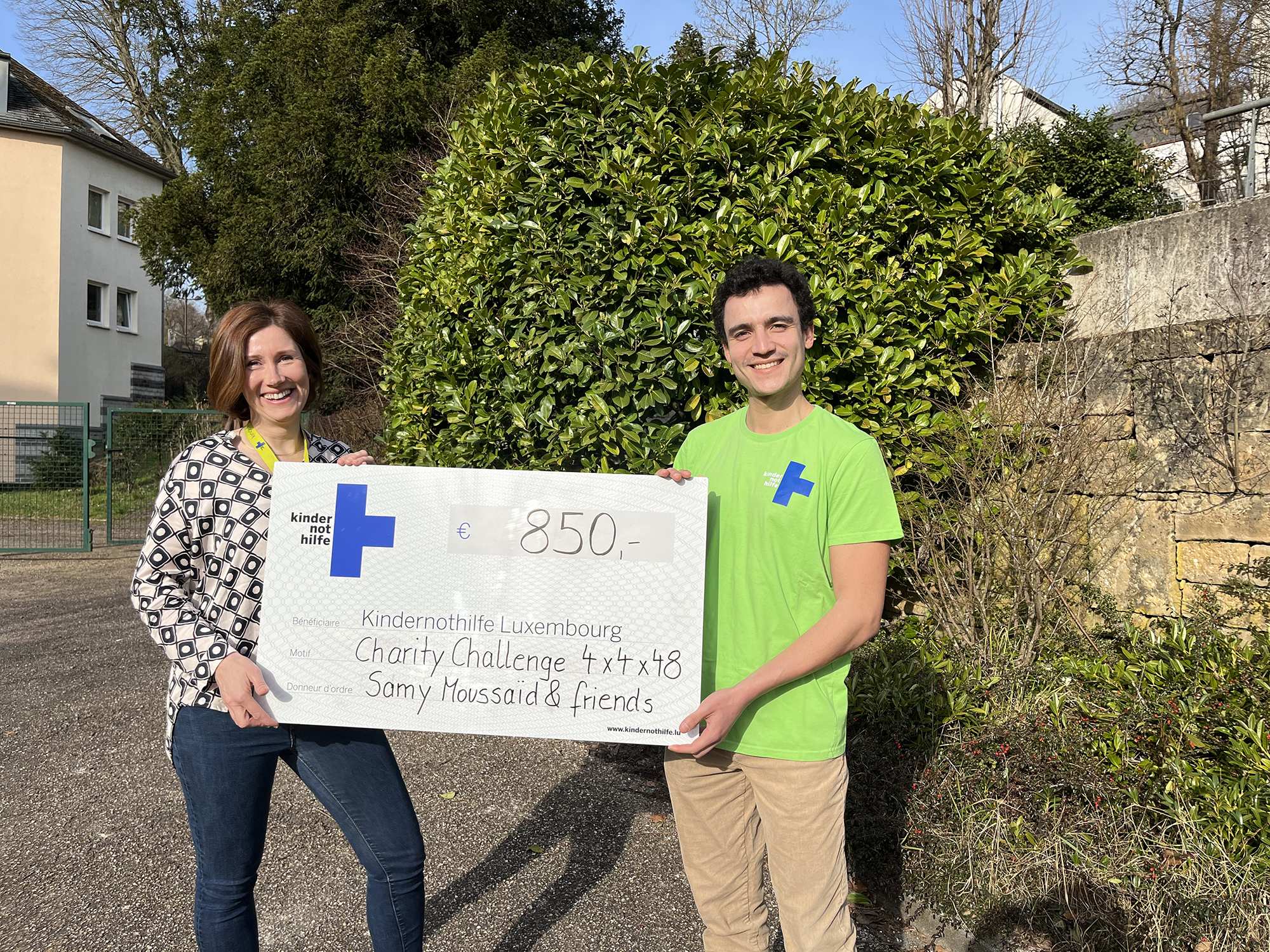 Schecküberreichung von Samy Mousaid an Krsitne Weyland von der Kindernothilfe Luxembourg (Quelle: Kindernothilfe Luxembourg)