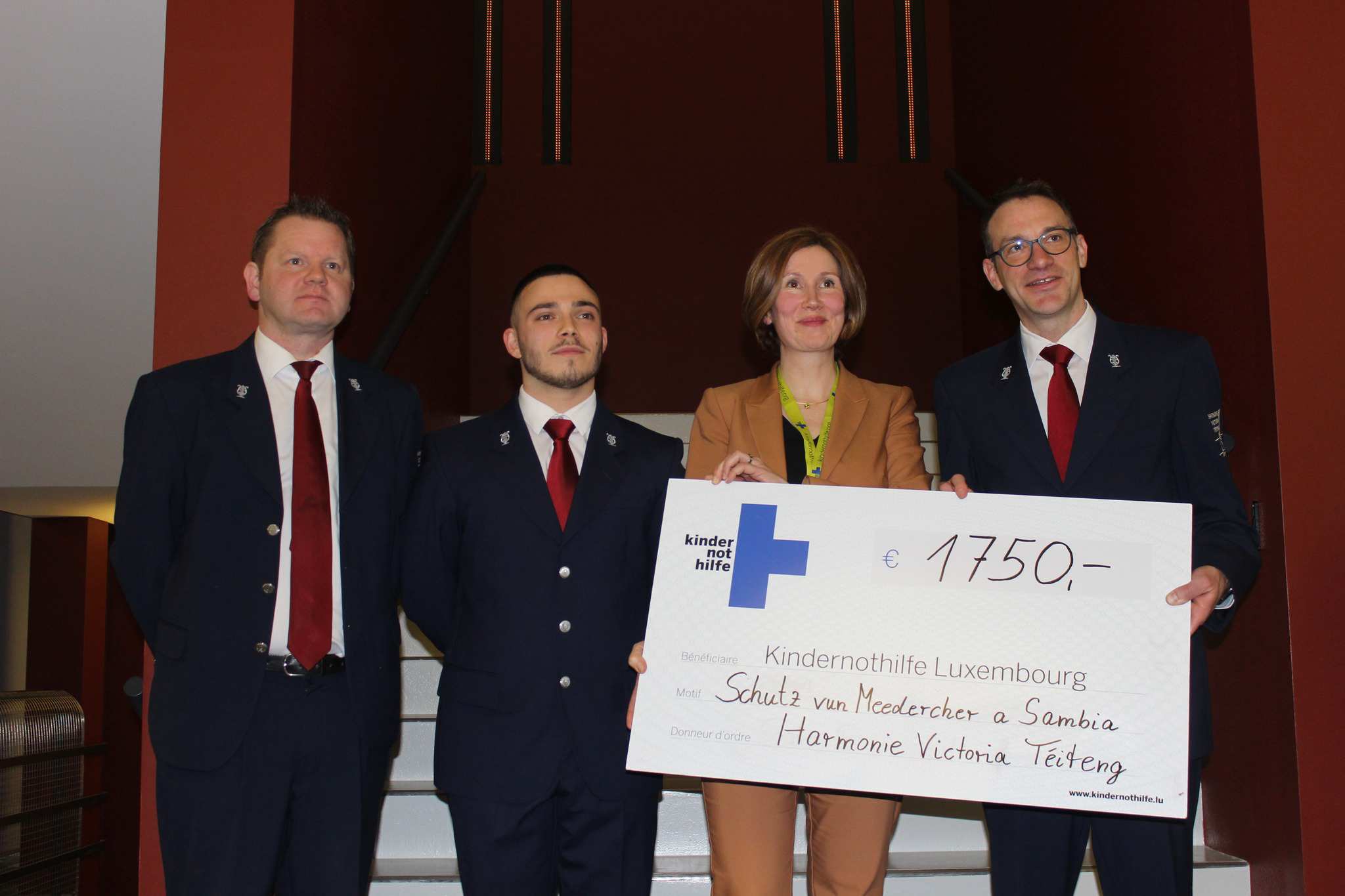 Von links nach rechts: Präsident Richard Johanns, Dirigent Flavio Pierotti, Kristine Weyland- und bisheriger Dirigent Gilles Burgund (Quelle: Archiv Harmonie Victoria Téiteng asbl)