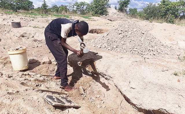 Stanley aus Sambia bei der Arbeit in einem Steinbruch (Quelle: Kindernothilfe-Luxembourg)