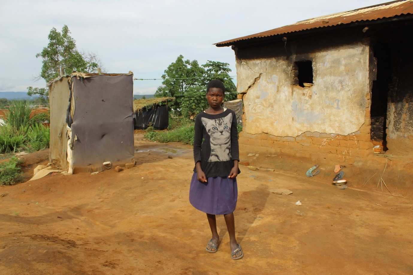 A girl standing on the street (Photo: Kindernothilfe partner)