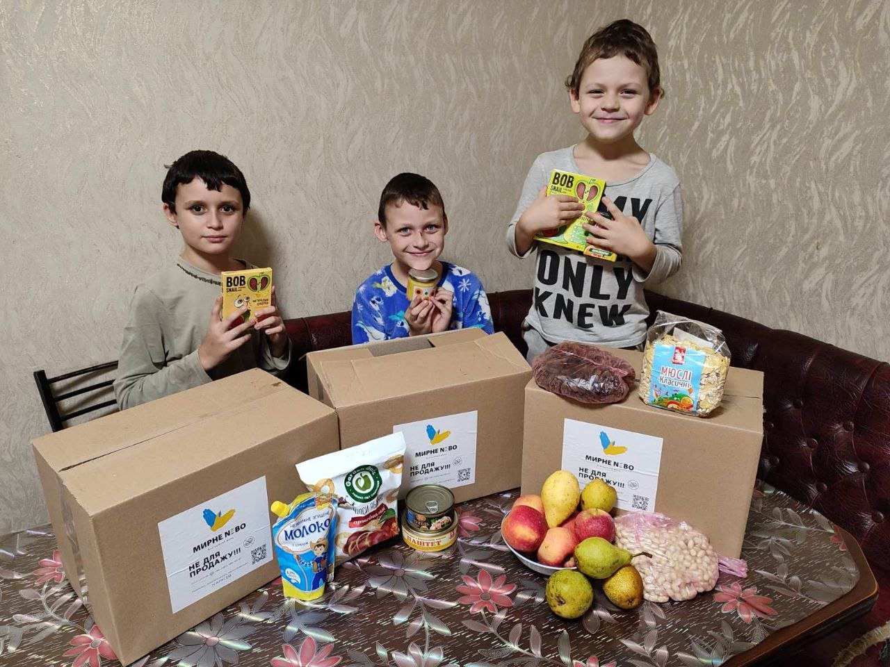 Kinder mit Food-Boxen unserer Partnerorganisation Myrne Nebo (Quelle: Kindernothilfe-Partner)