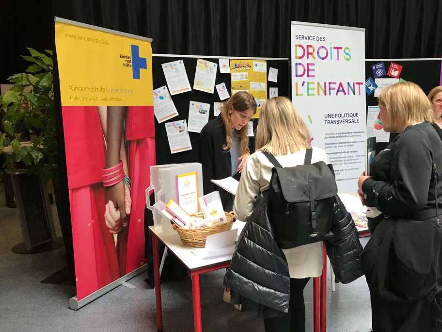 Unser Stand auf der Foire BNE zur Präsentation unseres Bildungsmaterials für Pädagogen und Lehrpersonal in Luxemburg (Foto: Kindernothilfe Luxembourg)
