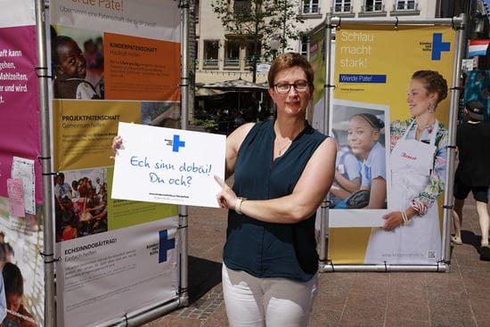 Eine Unterstützerin der Kindernothilfe Luxembourg auf der Place d'Armes (Foto: Kindernothilfe Luxembourg) Eine Unterstützerin der Kindernothilfe Luxembourg auf der Place d'Armes (Foto: Kindernothilfe Luxembourg)