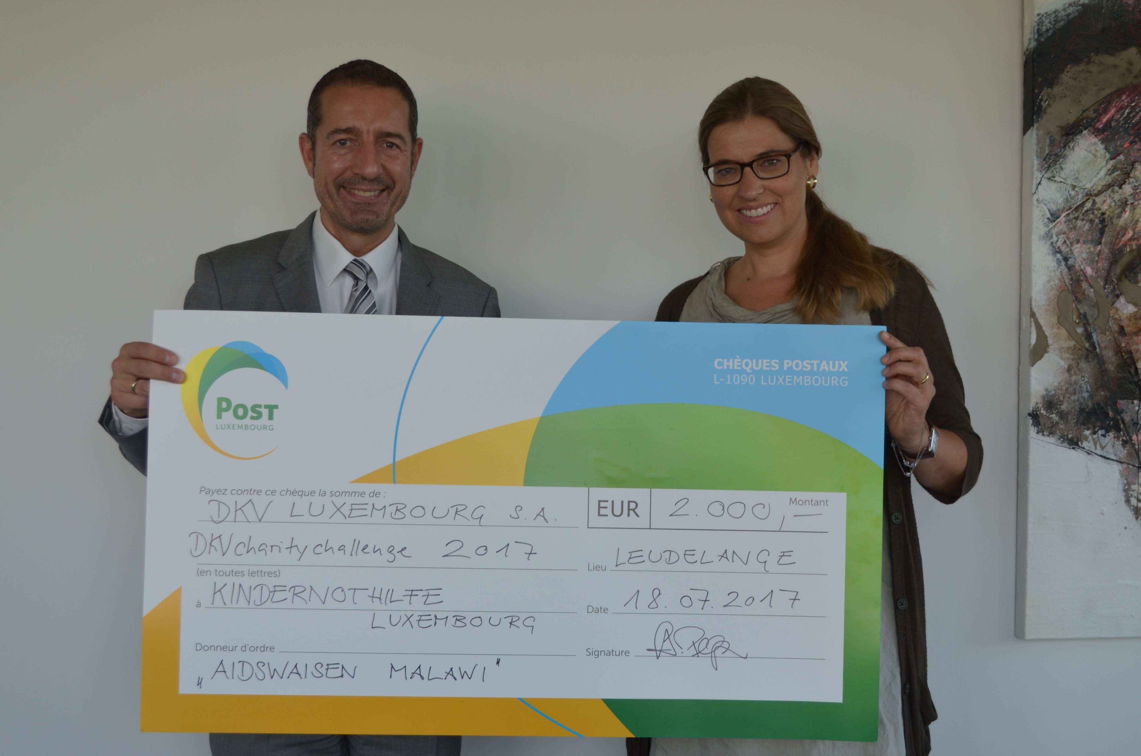 Schecküberreichung zur Spendenaktion der DKV Luxembourg (Foto: DKV Luxembourg)