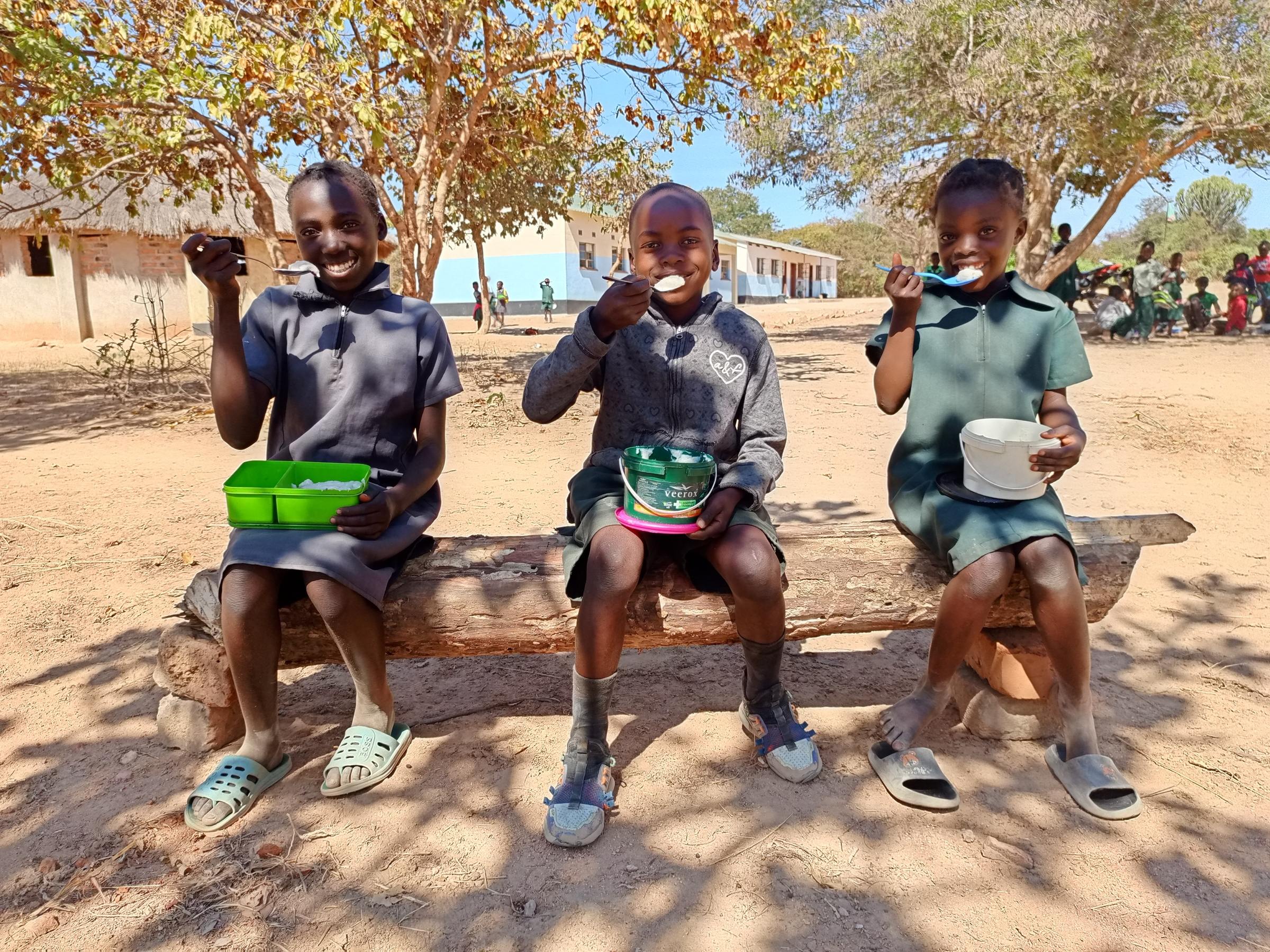 Pupils in Siachoobe primary school eating porridge (Photo: Kindernothilfe)