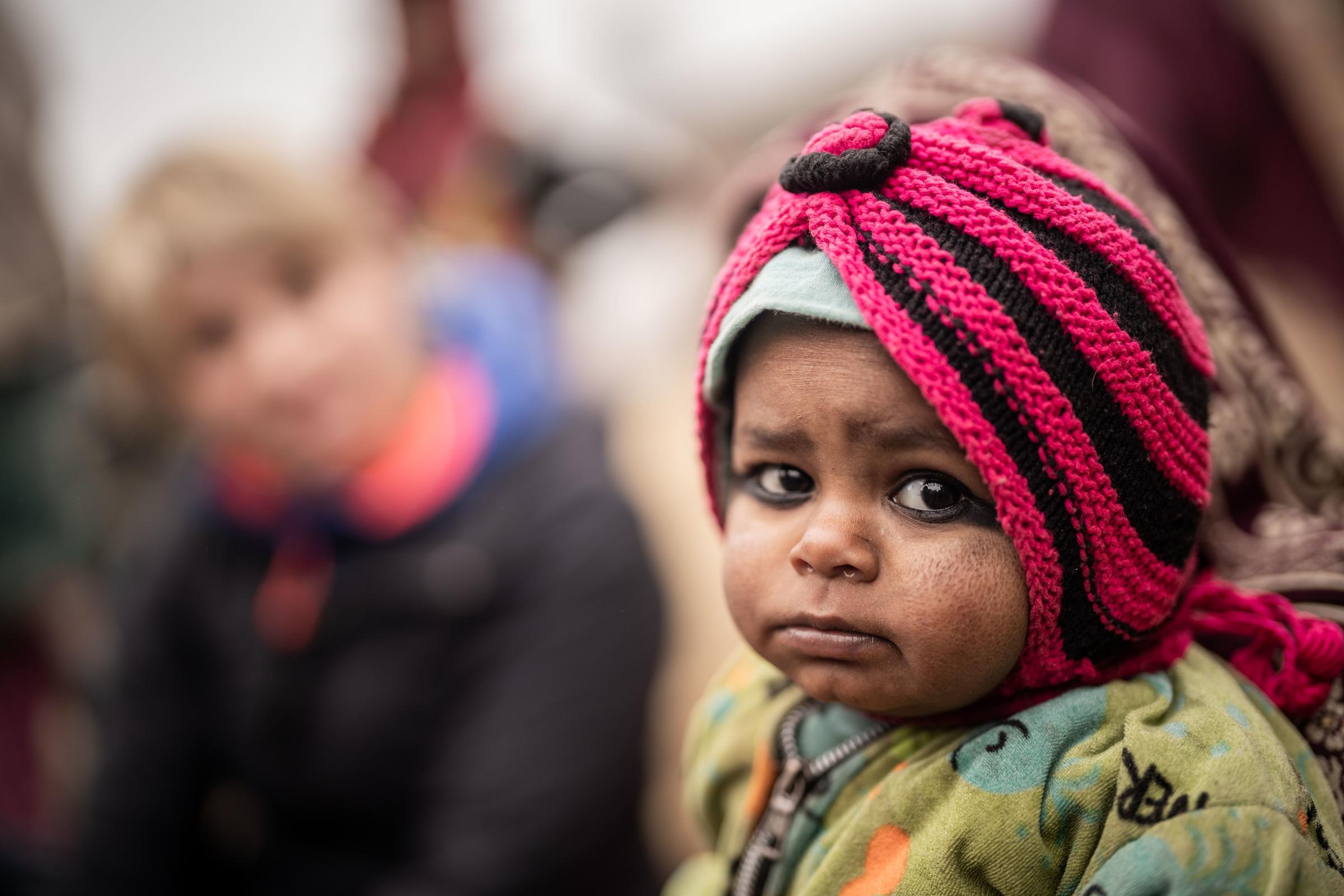 PROJEKT 31210 -  Besuch bei Familien in dem Muslimischen Dorf Muslim Tole. Mutter Samsun Khatun (18j) wurde mit 16j verheiratet und hat einen 1,5j alten Sohn. Ihr Mann arbeitet in der Ziegelei. Sie kocht täglich essen und bringt es ihm.
 während eines Projektbesuchs der Kindernothilfe gegen Kinderarbeit und Frühverheiratung in Nepal.

Foto : Jakob Studnar / Kindernothilfe
.