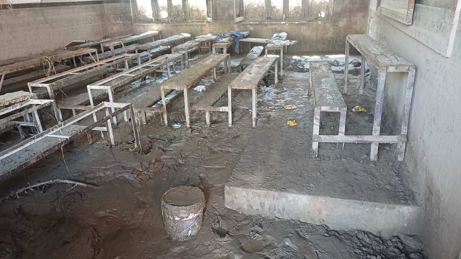 Ein mit Schlamm überschwemmter Klassenraum (Quelle: Kindernothilfe-Partner) Ein mit Schlamm überschwemmter Klassenraum (Quelle: Kindernothilfe-Partner)