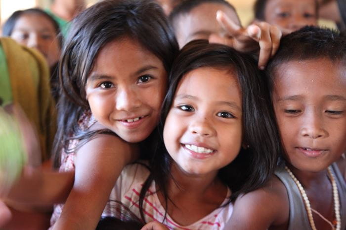 Zwei Mädchen aus den Philippinen strahlen. (Quelle: Antje Weber) Zwei Mädchen aus den Philippinen strahlen. (Quelle: Antje Weber)
