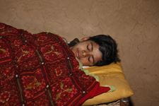 Junge schläft unter einer Decke Abbildung Decke